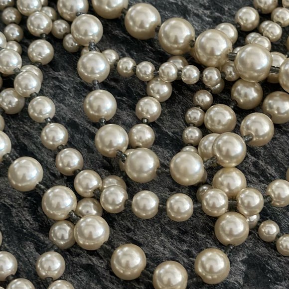 Timeless Elegance: 7 layers R.J. Graziano Pearl Necklace - Picture 4 of 6